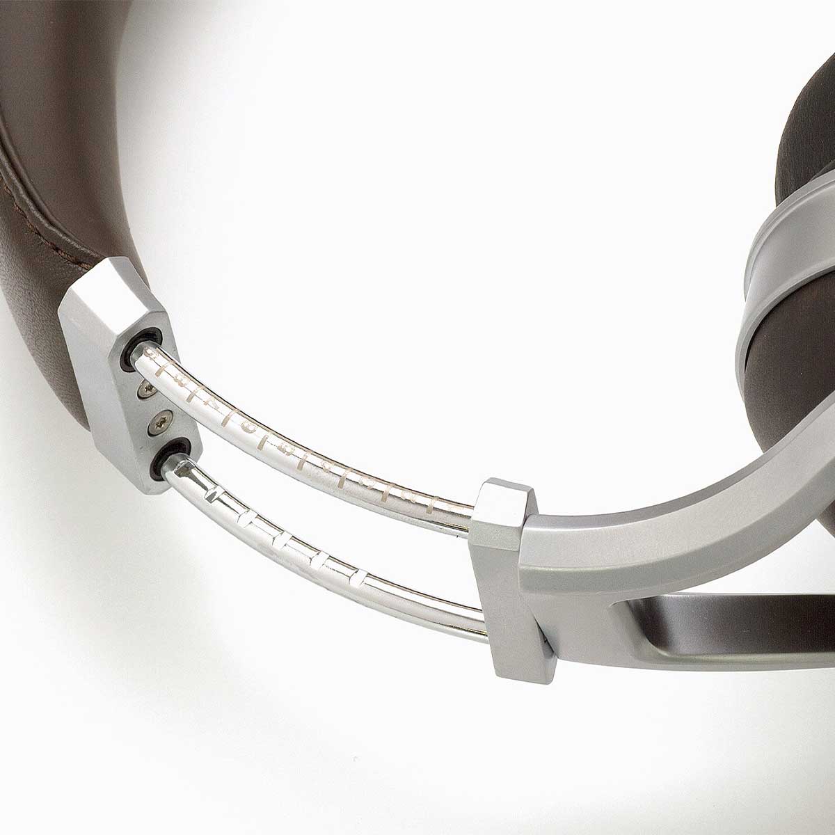 Denon AH-D5200 Closed-Back Headphones - Image 3