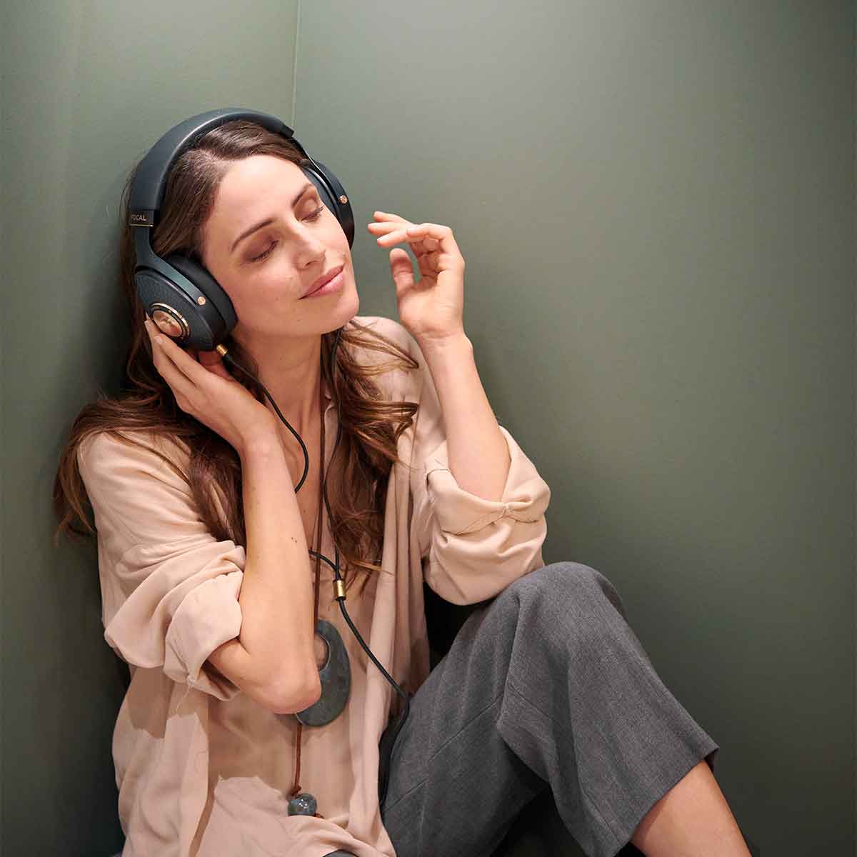 Focal Celestee Closed Back Over Ear Headphones - Image 13
