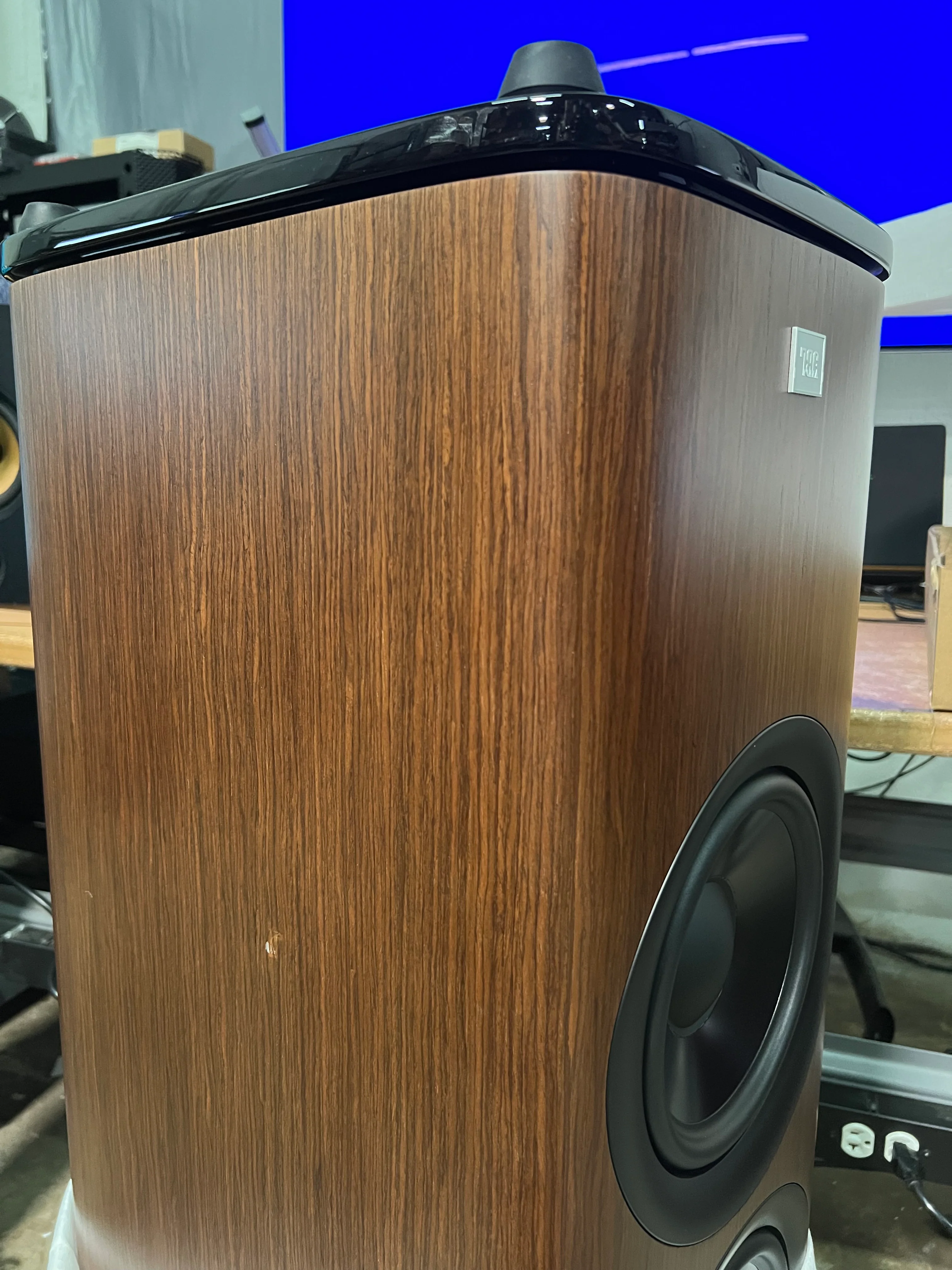 JBL HDI-3800 2.5-Way Floorstanding Loudspeaker - Walnut - Each - Image 3